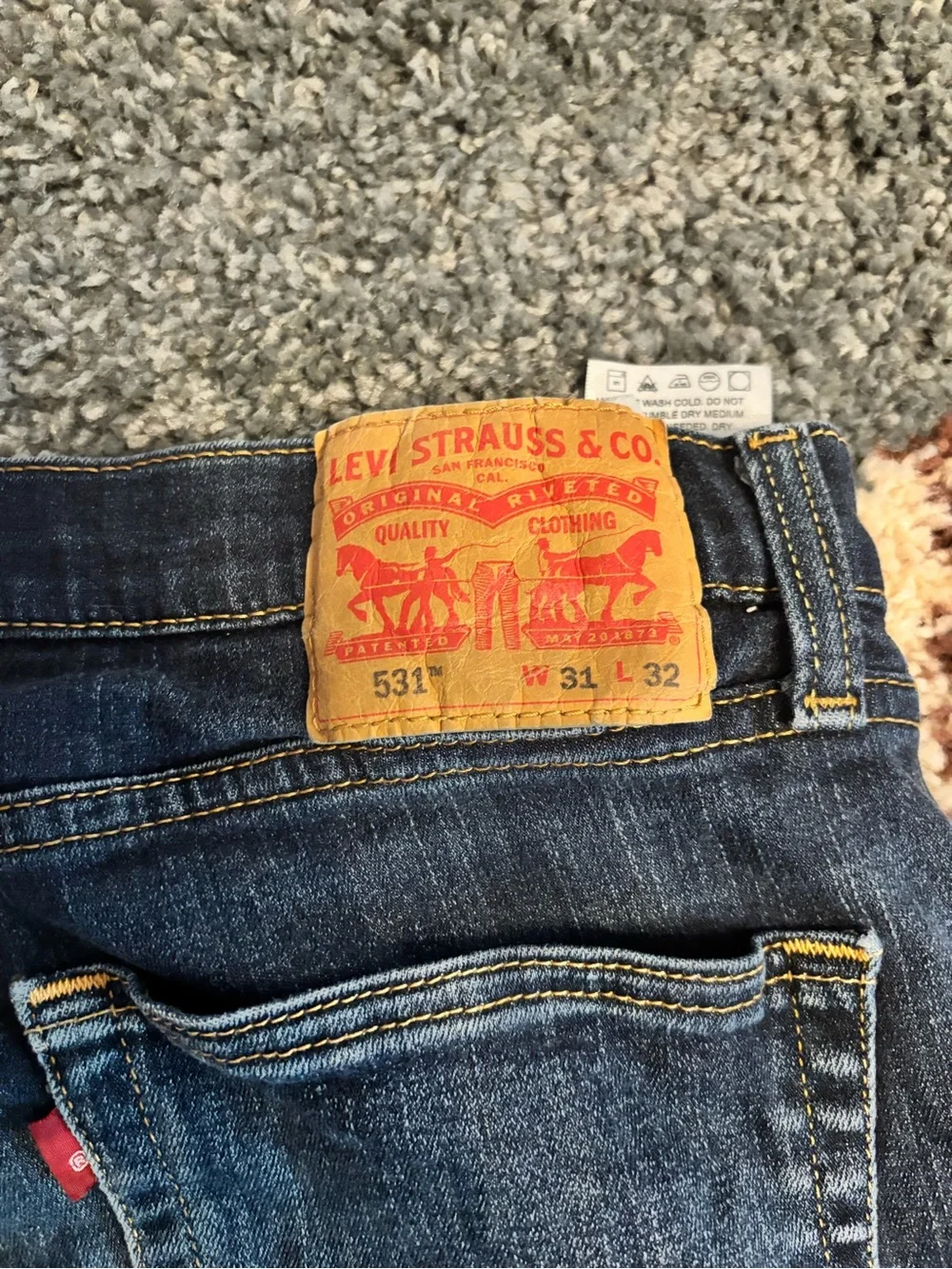Levis slim straight